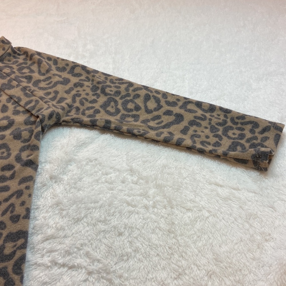Another Reason Animal Print Split V Neck Rounded Hem Soft Popover Comfy Top S - Picture 8 of 9